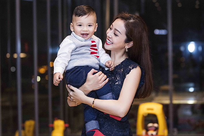 Jennifer Phạm cưng nựng cậu con trai út.