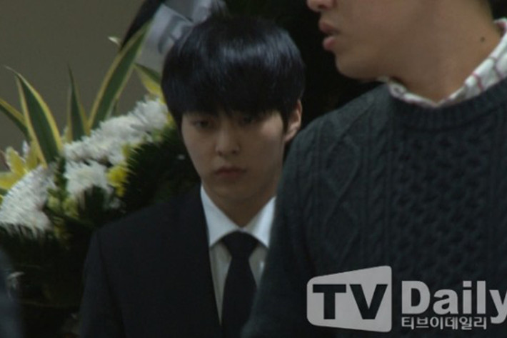 Xiumin (EXO) đến chia buồn với gia đình Jonghyun. Ảnh: TVdaily