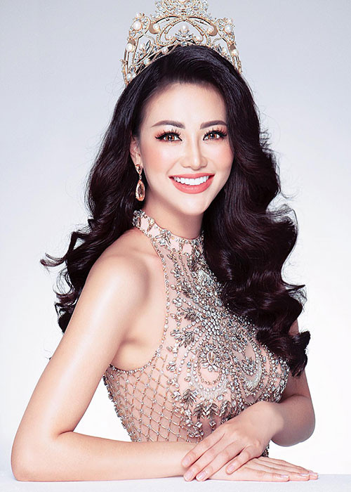 Hoa hậu Phương Khánh sở hữu gương mặt xinh đẹp. Nhờ chọn đúng lối trang điểm, cô thêm phần cuốn hút.