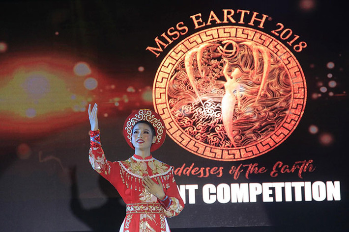 Đại diện Việt Nam năm nay không gặp trở ngại về kỹ năng tiếng Anh. Vốn là du học sinh Singapore, Phương Khánh luôn tỏ ra tự tin mỗi khi giao tiếp với các thí sinh, ban tổ chức cuộc thi.