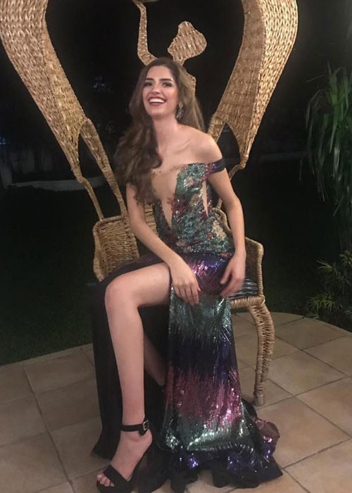 Melissa Flores khoe triệt để lợi thế hình thể trong những bộ trang phục ôm sát, hở táo bạo.