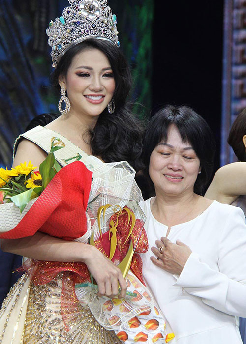 Hoa hậu Phương Khánh đến từ Bến Tre. Năm người đẹp 11 tuổi, bố mẹ của cô đã ly hôn.
