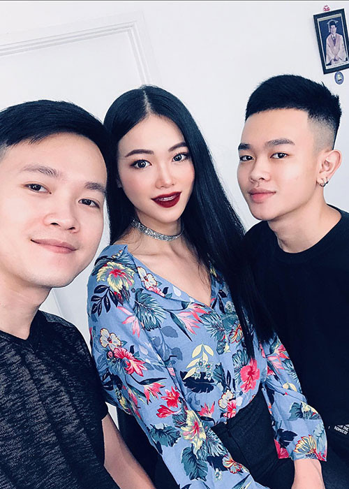 Anh trai của Phương Khánh một tay lo cuộc sống của hai em. Khi Phương Khánh đi du học, anh và mẹ cùng góp tiền chăm lo cho Phương Khánh.