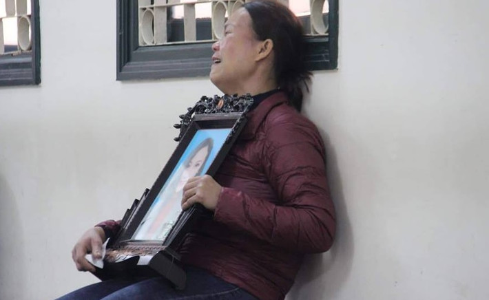 Có mặt tại tòa từ sớm, mẹ của chị T.M.H. (SN 1998, ở Chương Mỹ, Hà Nội) - nạn nhân bị Cường sát hại đã cầm theo di ảnh con gái bật khóc bên ngoài phòng xử. “Cường ơi con tôi gây ra tội gì mà lỡ sát hại nó như thế cơ chứ”, mẹ nạn nhân H. gào khóc.