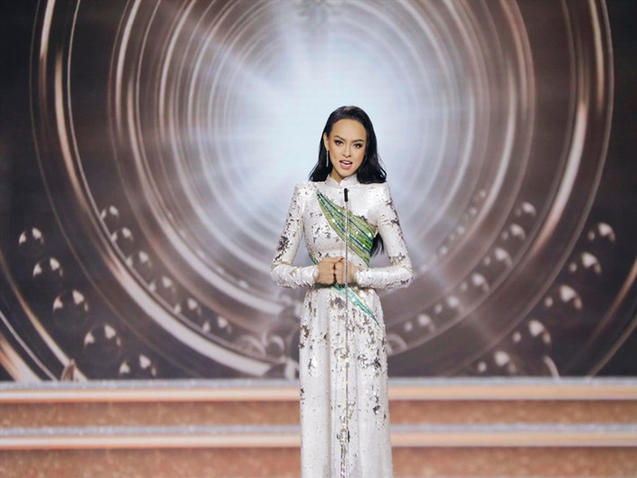 Ở phần thi thuyết trình top 10, người đẹp nhận được sự cổ vũ của nhiều khán giả khi thể hiện thông điệp ngăn chặn bạo lực bằng tiếng Việt và tiếng Anh. Ảnh: Lao động