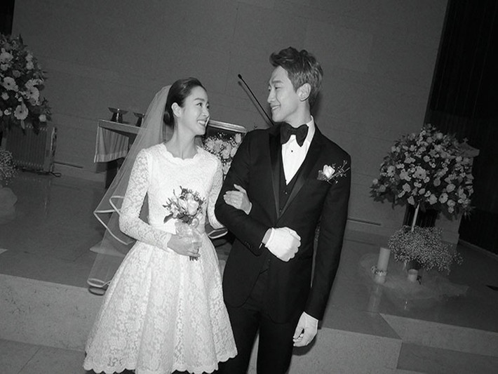 Kim Tae Hee - Bi Rain gặp nhau trên phim trường quay quảng cáo năm 2011. Nhanh chóng, "hoàng tử một mí" vướng phải vướng tình của "nữ thần nhan sắc". Đầu năm 2017, Bi Rain làm đám cưới với Kim Tae Hee sau 5 năm hẹn hò. Ảnh: Allkpop