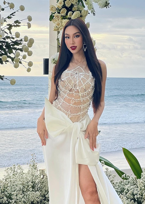 Trong buổi lễ trao sash, ông Nawat tiết lộ, Thùy Tiên kiếm được 2-3 triệu USD trong nhiệm kỳ của mình. Ảnh: Sen Vàng