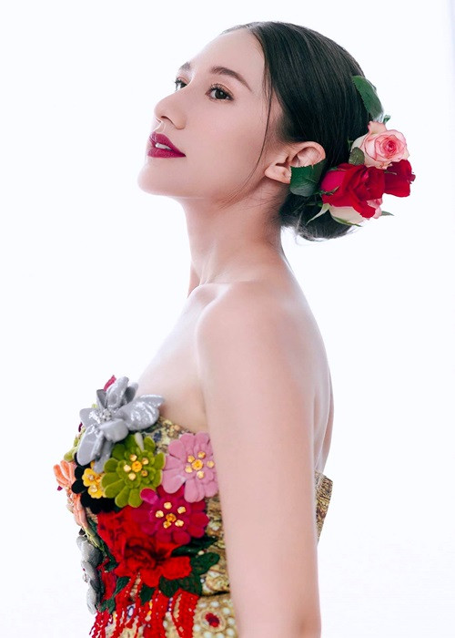 Nguyễn Diana mang trong mình hai dòng máu Việt - Nga. Cha cô là người Việt Nam, làm hướng dẫn viên du lịch, còn mẹ là người Nga, là giáo viên dương cầm.