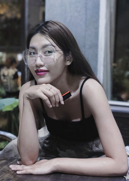 Quỳnh Châu tự tin khoe ảnh chỉ đánh son môi. Ảnh: FBNV