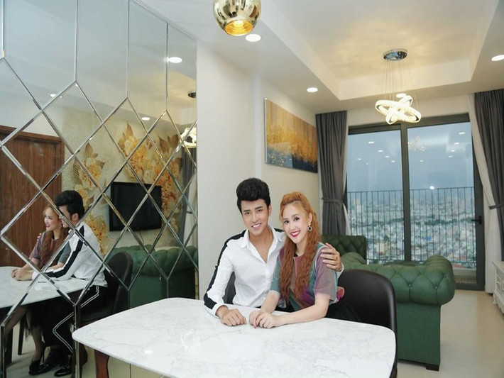 Năm 2019, nhân dịp sinh nhật ca sĩ Anh Tâm, diễn viên Phương Hằng tặng chồng một căn hộ chung cư hơn 2 tỷ đồng. Theo Phương Hằng, cô lên kế hoạch tiết kiệm từ cát sê mà không đụng vào khoản tiết kiệm chung của hai vợ chồng. Ảnh: Yan