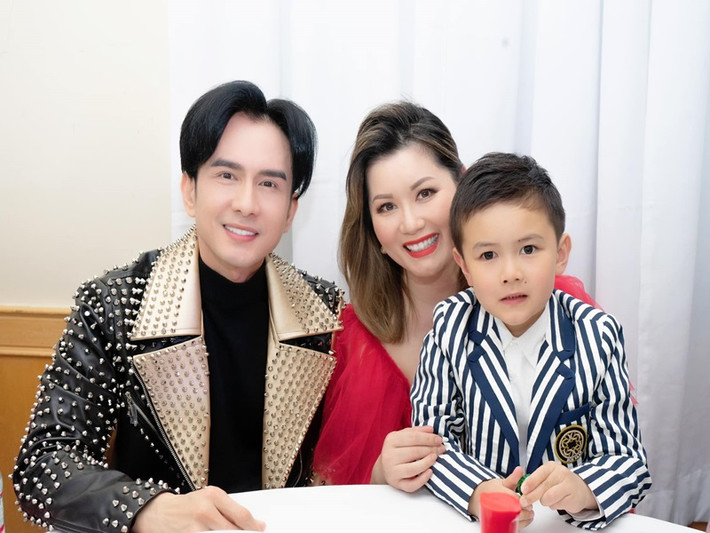 Trước Mr Đàm, không ít sao Việt qua tuổi 40, 50 mới cảm nhận được sự thiêng liêng khi "lên chức bố". Đan Trường là một trong số đó. Ảnh: FBNV
