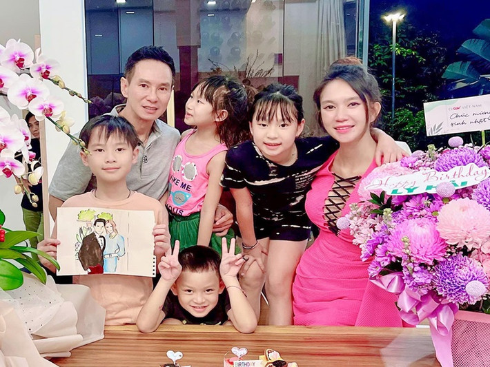 Năm 2011, đạo diễn Lý Hải đón con đầu lòng ở tuổi 43. Sau đó, anh có thêm 3 người con. Ảnh: FBNV