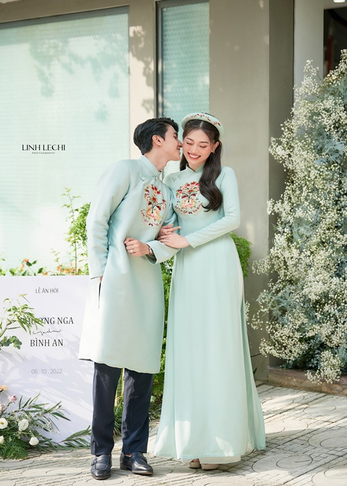 Bình An diện áo dài cùng tông màu xanh với Phương Nga trong lễ ăn hỏi.