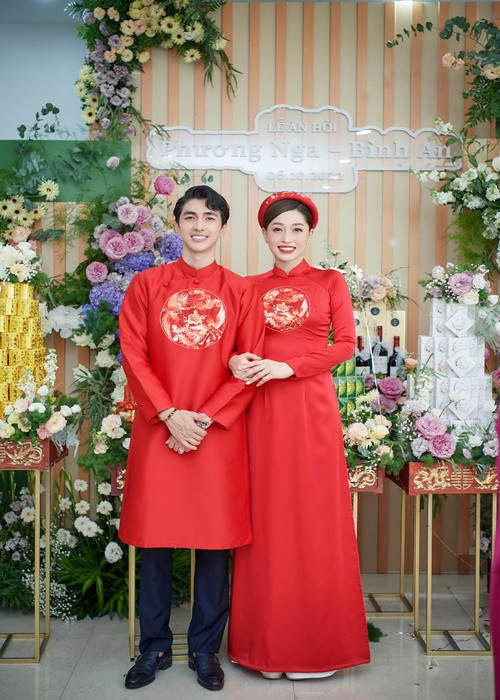 Đôi uyên ương thực hiện các nghi lễ truyền thống.