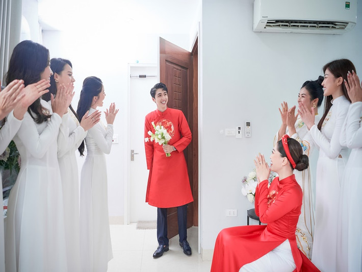 Phương Nga và Bình An thay bộ trang phục áo dài tông đỏ.