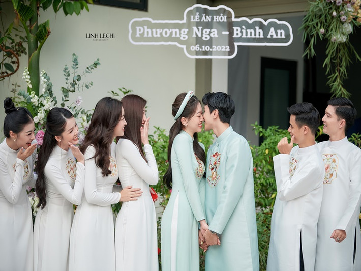 Cặp đôi có nhiều khoảnh khắc tình tứ bên nhau.