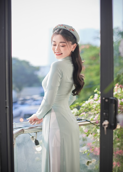Ngày 6/10, lễ ăn hỏi của Phương Nga - Bình An diễn ra tại Hà Nội. Trong ngày trọng đại, nàng á hậu diện hai mẫu áo dài.