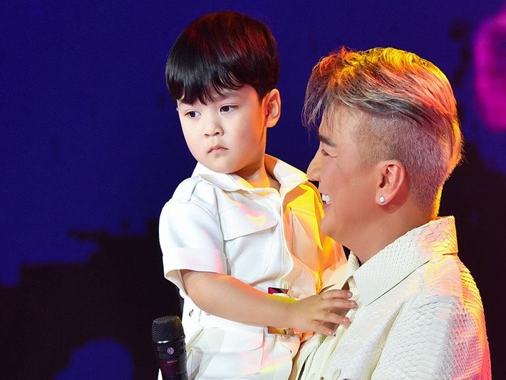 Mr Đàm giãi bày: "Với một người ồn ào, khoe mẽ như tôi, việc giữ một bí mật suốt ba năm khó khăn lắm. Với người khác, có một đứa con là điều bình thường nhưng với tôi, đó là điều đặc biệt và có thể bị chú ý". Ảnh: Vietnamnet