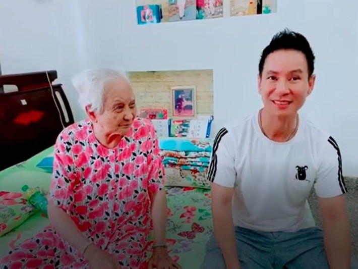Lý Hải có xuất thân nghèo khó. Anh kể, ngày anh còn nhỏ, gia đình anh có mảnh ruộng nhỏ, bố và các anh lớn của Lý Hải lo phần cày cuốc, mẹ buôn gánh bán bưng, khi thì nấu xôi, lúc lại luộc bắp. Ảnh: Dân Việt