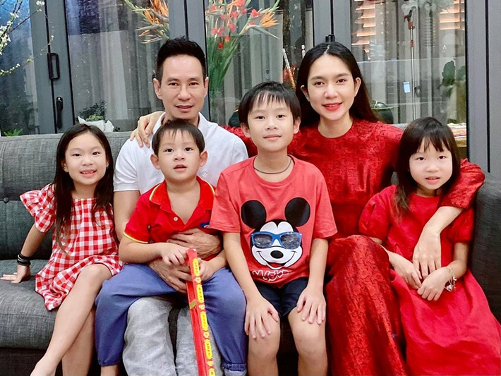 Mới đây, trong cuộc phỏng vấn với Zing, Lý Hải chia sẻ, bản thân đi lên từ bàn tay trắng nên muốn các con sau này cũng phải thế. Theo nam đạo diễn phim “Lật mặt: 48h”, anh sẽ cố gắng tạo cho con từ nhỏ đã có nền tảng kiến thức tốt, sống tự lập. Lý Hải cũng thống nhất với bà xã Minh Hà không cố gắng dành dụm tiền cho con.