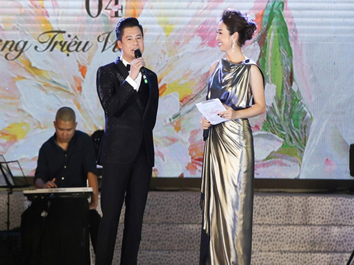 Quang Dũng - Jennifer Phạm mới đây hội ngộ trong đêm nhạc của Dương Triệu Vũ. Trên sân khấu, nam ca sĩ dí dỏm nói với vợ cũ: "'Bao nhiêu năm rồi mà chúng mình trông vẫn đẹp đôi nhỉ?". Ảnh: Vietnamnet