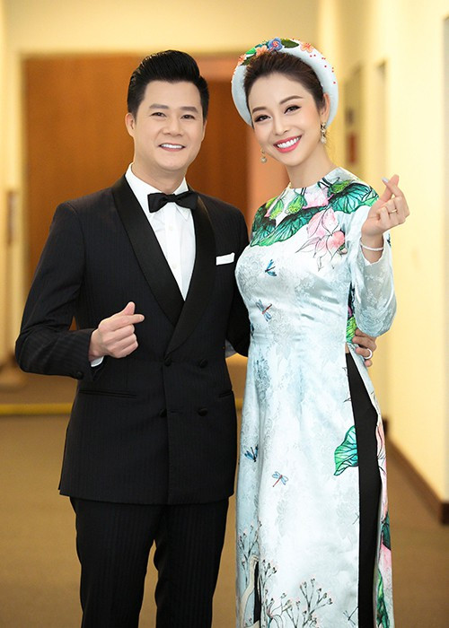 Cặp đôi một thời không ngại đứng chung một khung hình, thậm chí có động tác "thả tim" tại một sự kiện.