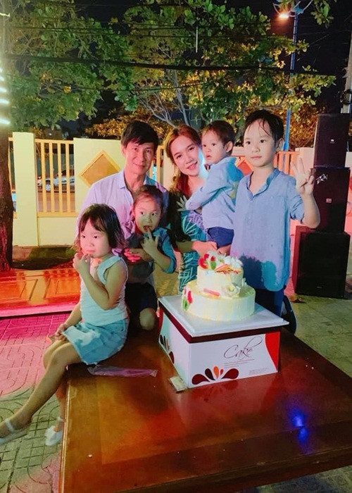 4 nhóc tì nhà Lý Hải thường đón tuổi mới tại nhà.