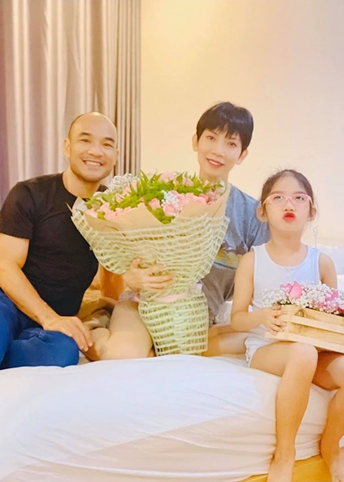 Dịp Valentine, bé Thỏ còn nhận được quà từ bố dượng.