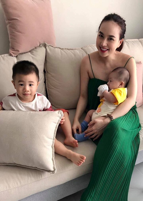 Nữ diễn viên được ông xã chiều chuộng, có hai cậu con trai kháu khỉnh. Hôn nhân viên mãn dường như khiến Đinh Ngọc Diệp ngày càng đẹp mặn mà.