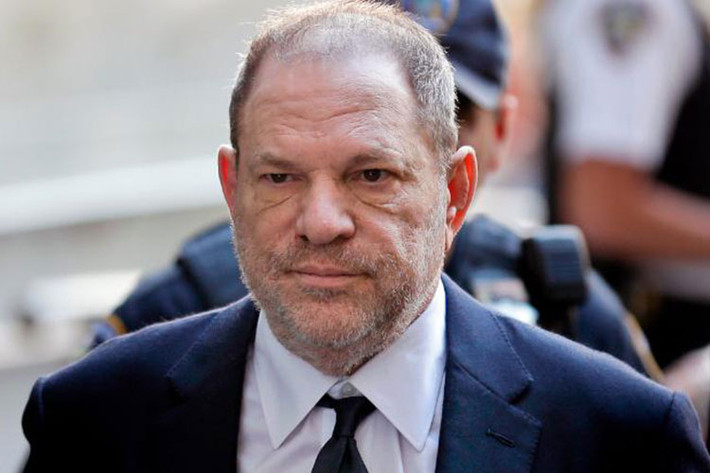 Theo Daily Mail, Harvey Weinstein đồng ý trả số tiền bảo lãnh 1 triệu USD để được tại ngoại, đồng thời giao nộp hộ chiếu và chấp nhận đeo vòng tay điện tử giám sát. Nếu bị kết tội, ông có thể sẽ ngồi tù tối thiểu 10 năm, thậm chí chung thân. Ảnh: CNN