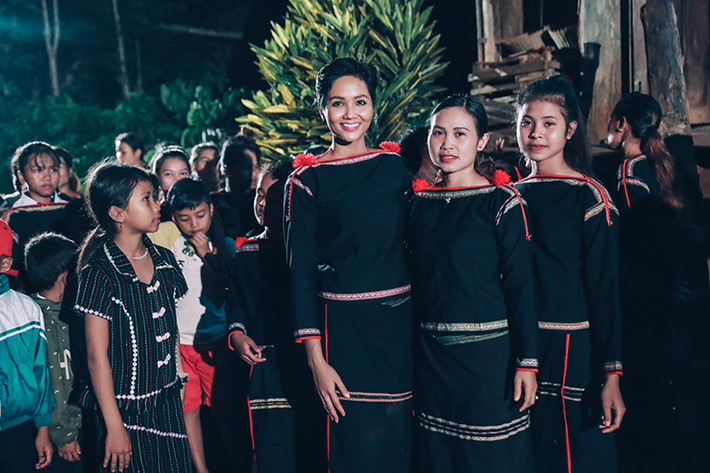 Lộng lẫy trên sân khấu nhưng ngoài đời H’hen Niê lại giản dị. Mỗi khi về quê, cô thường chọn mặc trang phục truyền thống. Ảnh: BTC