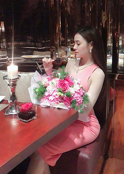 Thư Dung cũng không ít lần khoe đi ăn uống ở những nơi sang trọng.