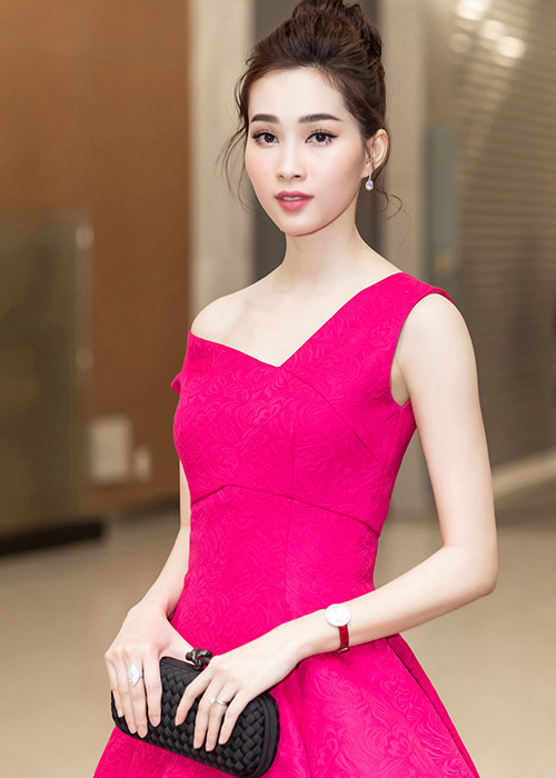 Từ khi lập gia đình, sinh con, người đẹp đến từ Bạc Liêu ít khi tham gia sự kiện. Vì vậy lần xuất hiện này của cô gây chú ý.