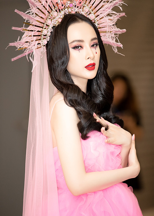Nữ diễn viên diện bộ váy dài với phụ kiện đội đầu dài quét đất.