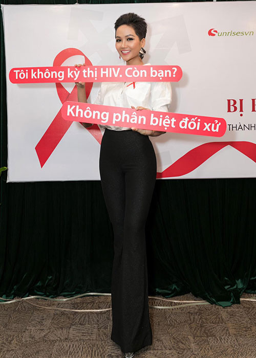 Suốt năm qua, trong vai trò đại sứ các chương trình vì cộng đồng, xã hội, H'hen Niê luôn tỏ ra rất tích cực. Lấy ví dụ, khi đi hoa hậu quốc tế, tại các sự kiện quan trọng, H'hen Niê thường xuyên đeo dải băng đỏ - biểu tượng cho ý thức và sự ủng hộ dành cho những người bị nhiễm HIV.