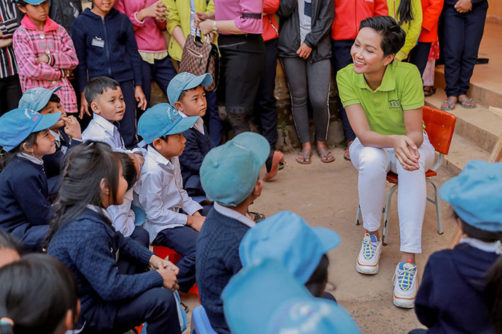 Tháng 1/2018, H'hen Niê giành vương miện Hoa hậu Hoàn vũ Việt Nam 2017. Ngay sau đêm đăng quang, cô trở thành cái tên được tìm kiếm bởi vẻ đẹp khác biệt cùng câu chuyện về một gái dân tộc Ê-Đê đầy nghị lực vượt khó.