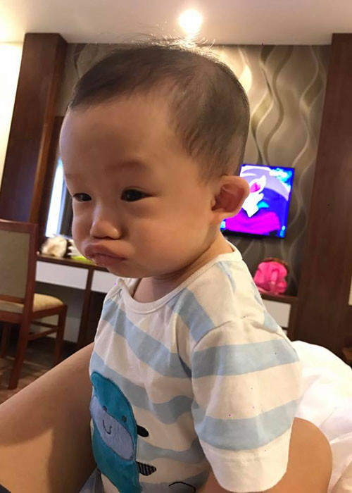 Khoảnh khắc bé Đông Hải làm biểu cảm được cho rất giống với bố.