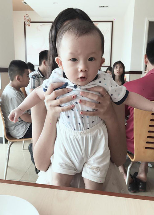 Bé Đông Hải càng lớn càng kháu khỉnh, dễ thương.