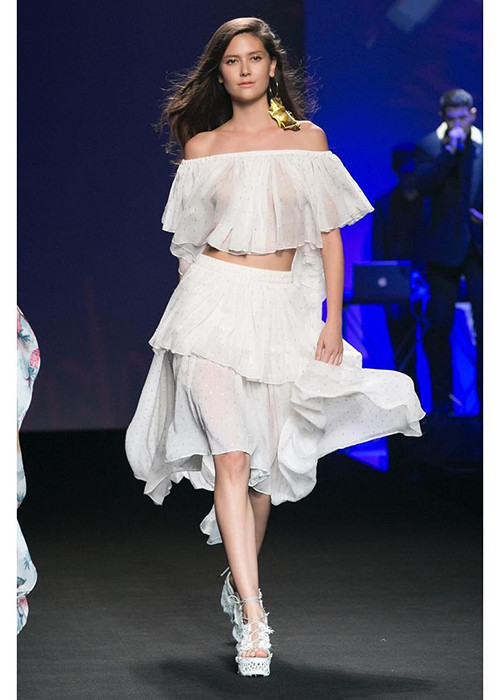 Hình ảnh Mareeya sải bước trên các sàn catwalk quốc tế trước khi đăng quang.