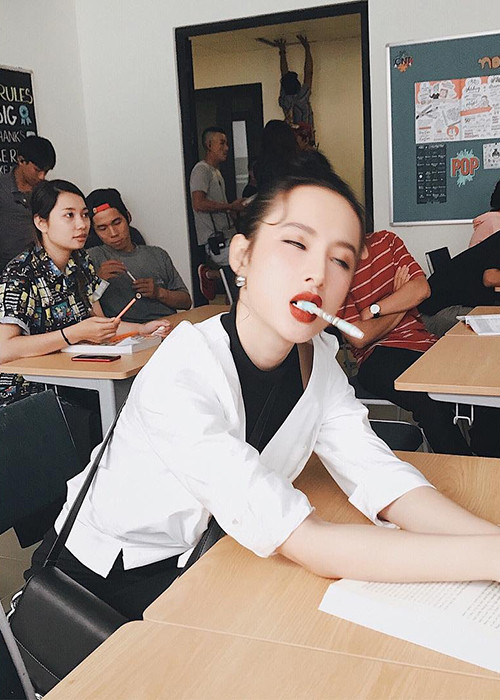 Angela Phương Trinh là một trong những sao Việt thường xuyên đăng tải hình ảnh hài hước của mình. Mới nhất, cô chia sẻ khoảnh khắc gật gà gật gù trên phim trường.