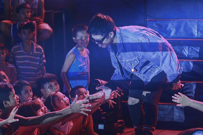 Chạy show ở Quảng Ngãi, Quang Anh được rất nhiều fans nhí chào đón.