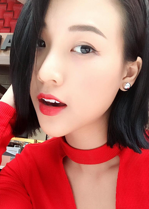 MC Hoàng Oanh khoe hình ảnh rạng rỡ. Gần đây, cô bất ngờ cắt phăng đi mái tóc dài mượt mà, duyên dáng của mình.