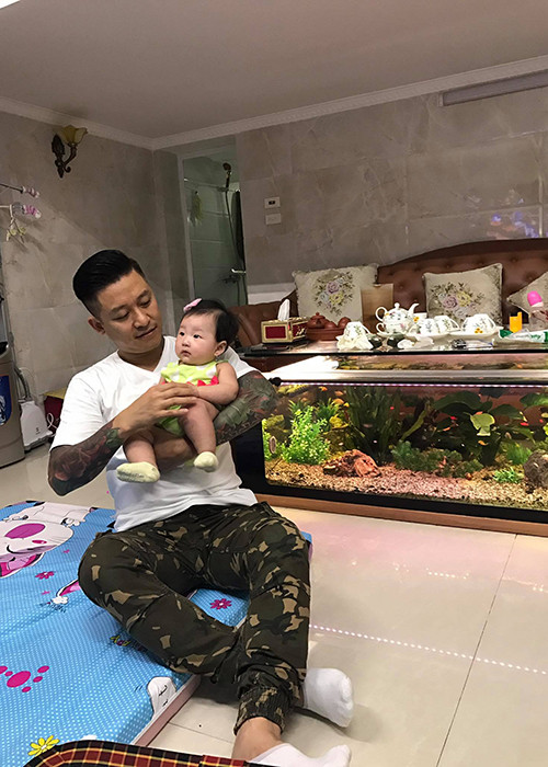 Tuấn Hưng vui đùa cùng cô con gái 4 tháng tuổi. "Bố mẹ yêu em nhất trên đời và sẽ dành tất cả những gì tốt đẹp nhất cho 2 anh em con", nam ca sĩ "Nắm lấy tay anh" chia sẻ.