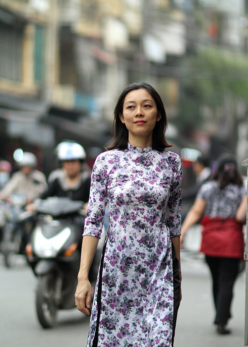 Hoàng Thu Hường tranh thủ học tiếng Anh, dịch tài liệu và viết bài gửi cho một số tờ báo tiếng Anh trong thời gian tìm việc. Ảnh: FBNV