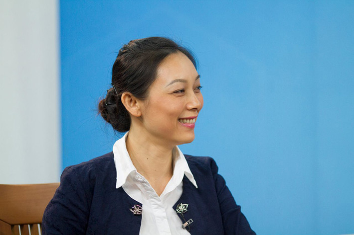 Thu Hường được một người bạn ngỏ mời làm báo. Sau đó, cô làm ở mảng văn hóa phần dịch tiếng Anh. Sau hai năm, Thu Hường chuyển sang viết mảng văn hóa Việt. Ảnh: FBNV