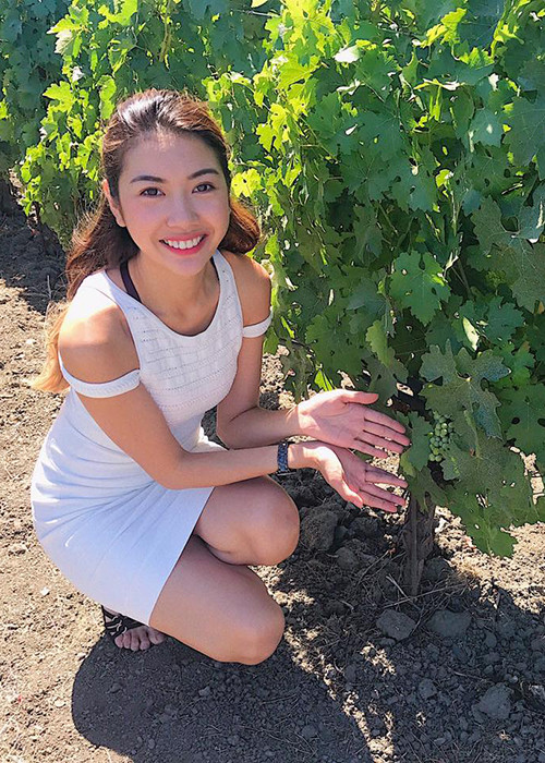 Cũng ở Napa, Mỹ, Á hậu Thúy Vân vừa đến thăm vườn nho và không quên thưởng thức rượu vang.