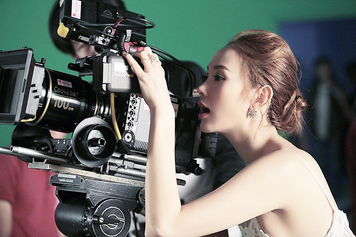 Minh Hằng thử làm quay phim trên trường quay bộ phim “Sắc đẹp ngàn cân”.