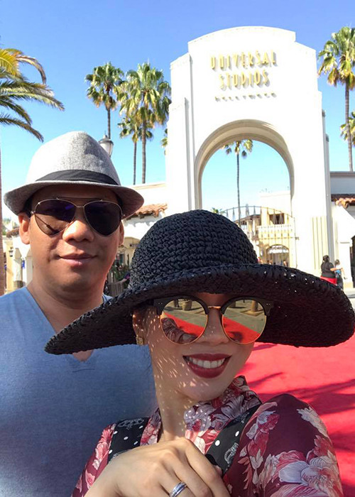 Vợ chồng ca sĩ Lệ Quyên tận hưởng một ngày tuyệt vời ở phim trường Universal Studios Hollywood.