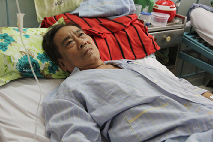 Nhạc sĩ Tô Thanh Tùng nhanh chóng nhập viện ở TP HCM. Tháng 9/2015, ông trải qua đợt hóa trị đầu tiên và sụt mất 12 kg so với ngày đầu nhập viện. Ảnh: Dân Việt