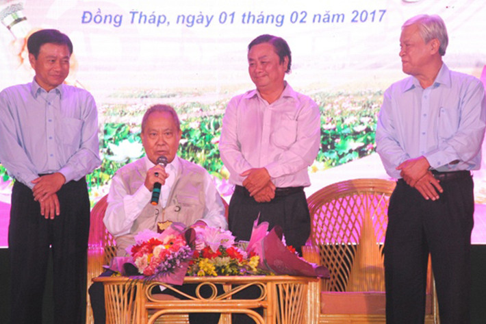Trong nhiều năm, nam nhạc sĩ sống một mình khi các con và vợ cũ định cư ở nước ngoài. Tuy đơn độc chống chọi bệnh ung thư nhưng ông vẫn vui vẻ bởi tâm niệm phải sống để trả ơn đời bằng tác phẩm. Ảnh: Báo Đồng Tháp